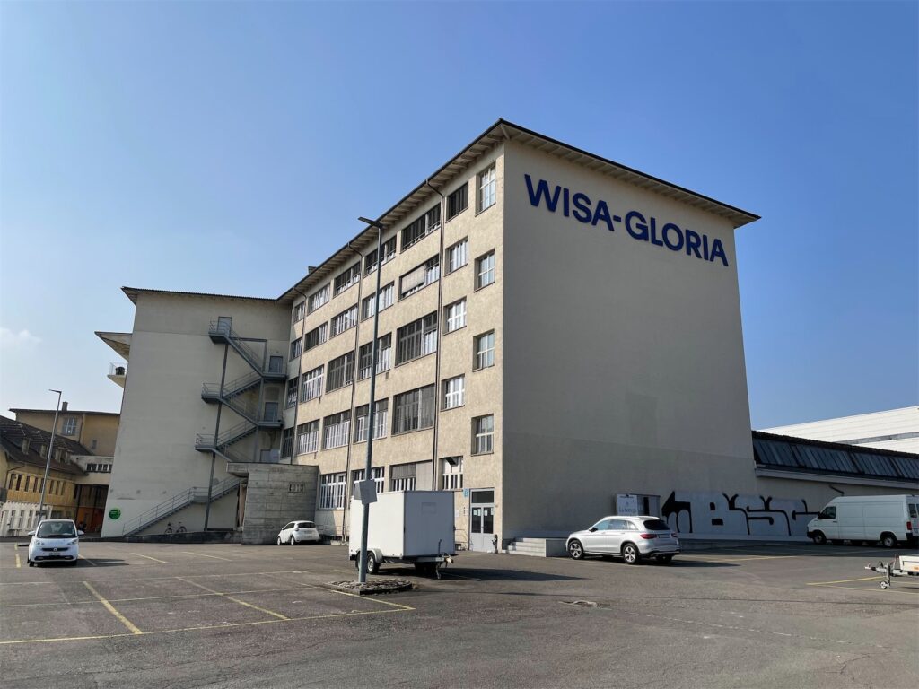 Das Bild zeigt das Gebäude der alten Spielzeugfabrik Wisa-Gloria dient gerne als Symbolbild im Newsletter, im Kontakt-Formular oder sonst auf der Webseite.