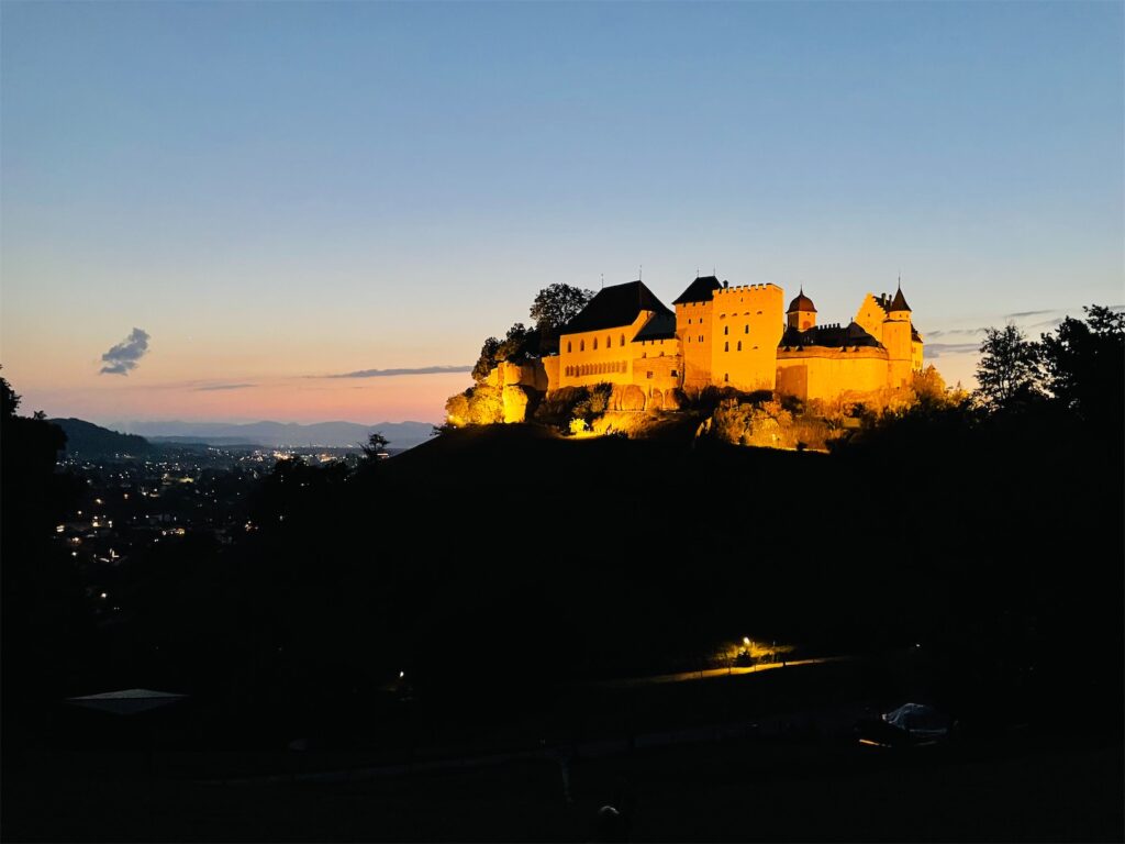 Das Bild zeigt das Schloss Lenzburg bei Nacht - Wahrzeichen von Lenzburg und Name für unsere Jahresmitgliedschaft