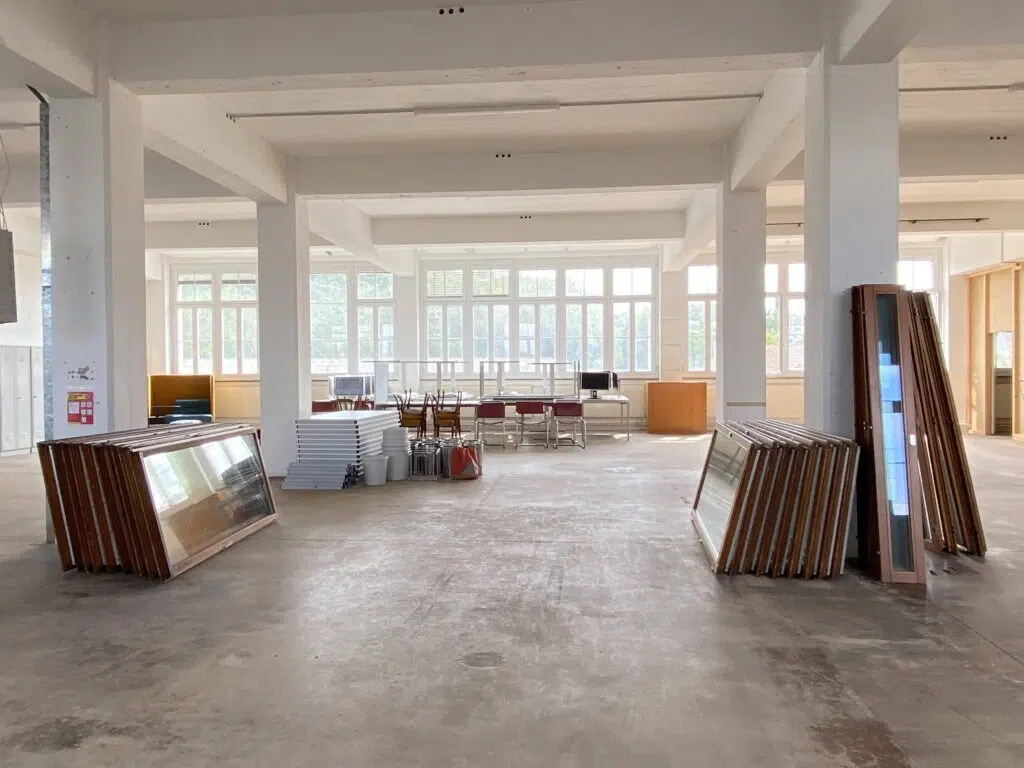Das Bild zeigt zukünftige Desks und den aktuellen Stand des Ausbaus des neuen GLORIA Coworking-Spaces in Lenzburg. Hilf mit unseren Crowdfunding mit, diesen Raum noch definitiv einzurichten.