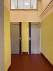 Das Bild zeigt die Toiletten des GLORIA Coworking Spaces in Lenzburg. Wir haben die Nasszellen umfassend renoviert und neu gestrichten.