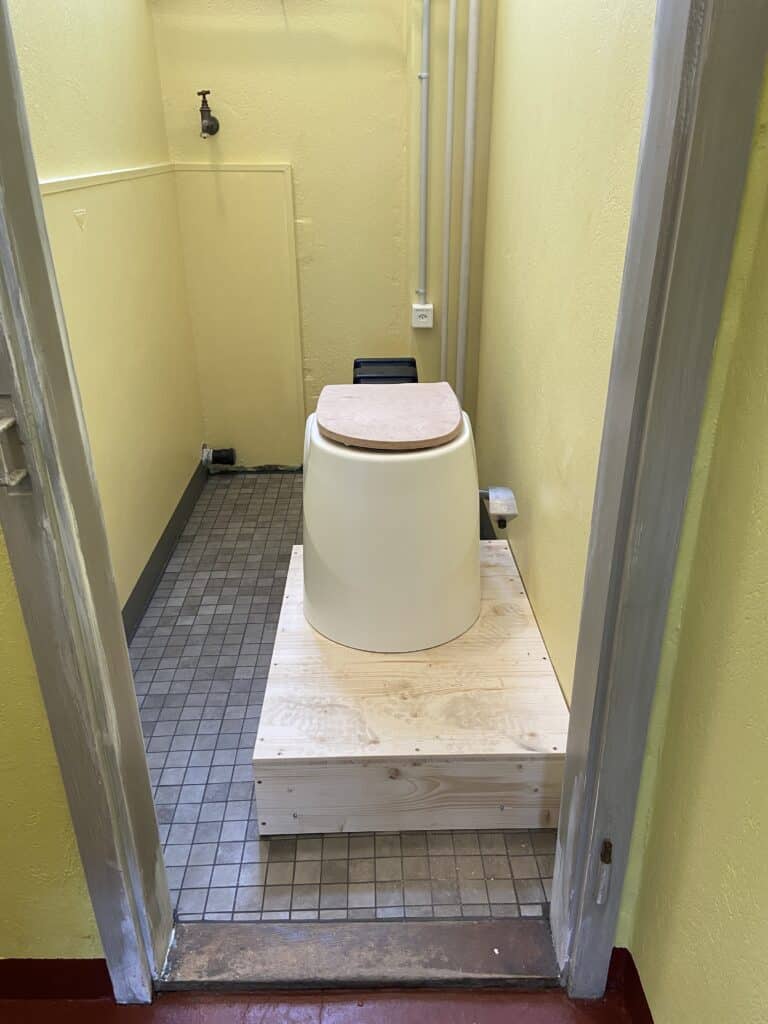 Das Bild zeigt die innovative Trockentoilette, die wir neben dem konventionellen WC im GLORIA Coworking eingebaut haben.