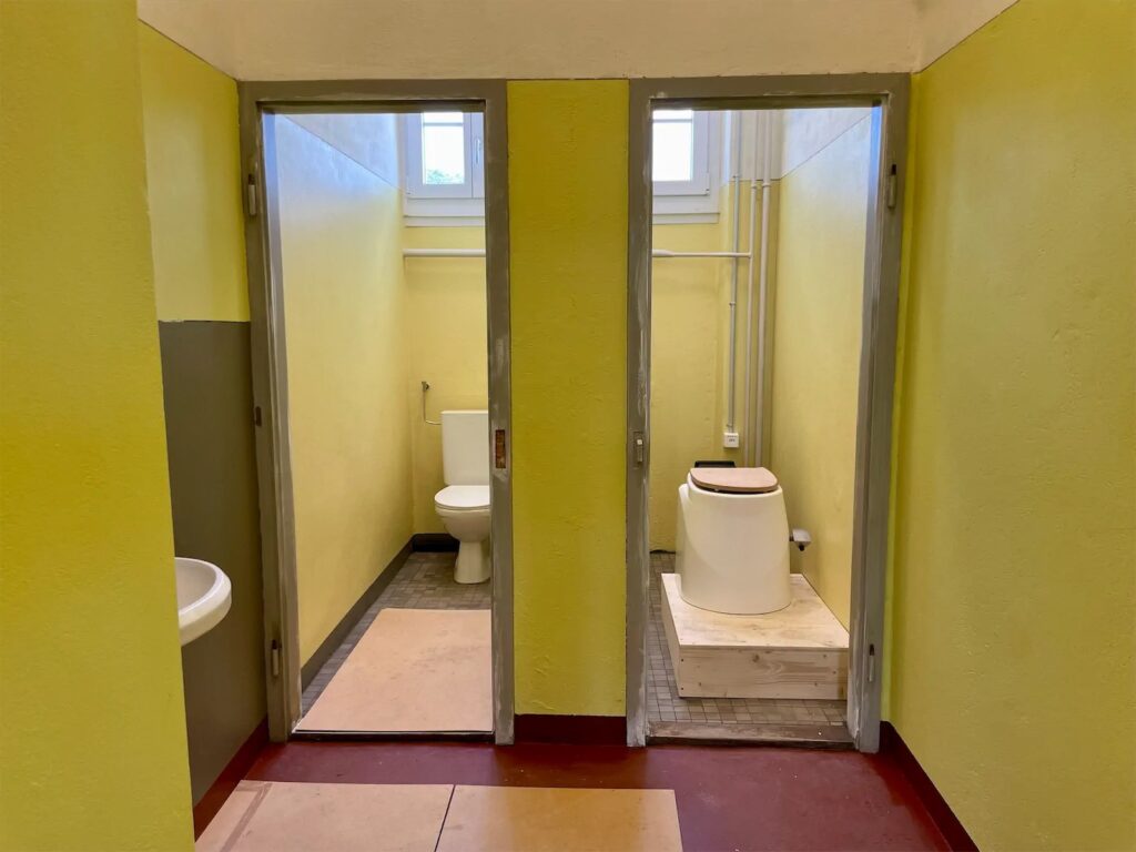 Das Bild zeigt die Toiletten des GLORIA Coworking Spaces in Lenzburg. Die Trockentoilette rechts ist eine Premiere für Büro-Räume und extrem nachhaltig.