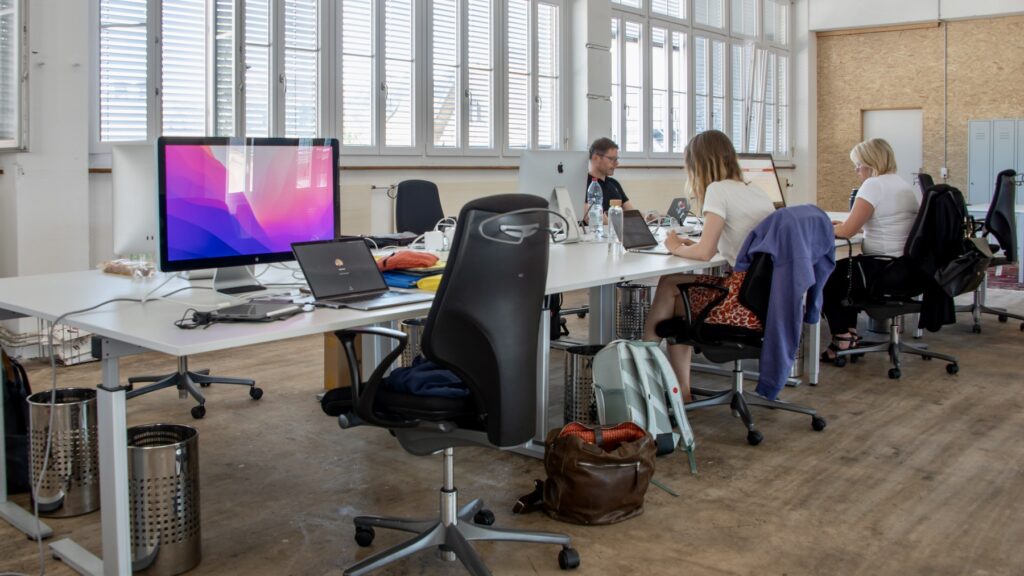 Das Bild zeigt den Gloria Coworking-Space in Lenzburg. Wir bieten fixe und flexible Arbeitsplätze und verschiedene Meetingräume.