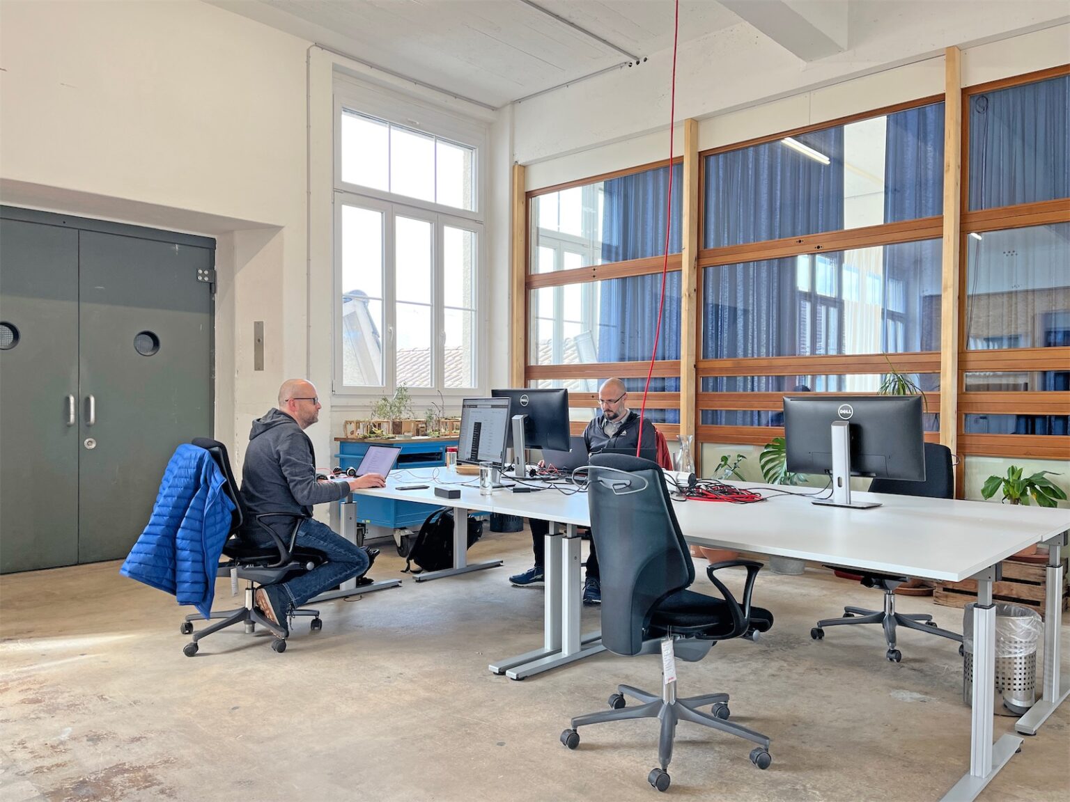 Das Bild zeigt modern ausgerüstete, flexible Arbeitsplätze im Gloria Coworking Lenzburg.
