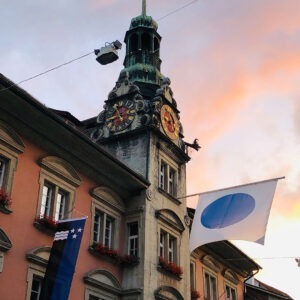 Das Bild zeigt das Rathaus in der historischen Altstadt von Lenzburg.